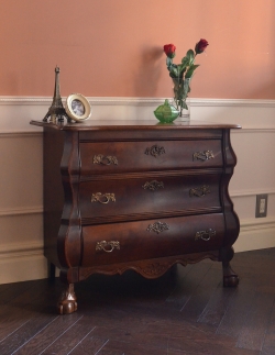 アンティーク家具  高級感ある仕上がりのアンティーク家具、マホガニー材の３段チェスト