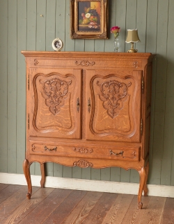 アンティーク家具 アンティークのキャビネット フランスのリゾートチックなアンティーク家具、たっぷり収納のキャビネット