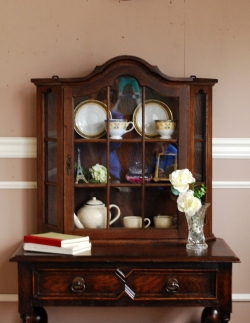 アンティーク家具  美しいアンティークの南仏家具、小さなウォールガラスキャビネット