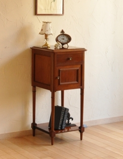 アンティーク家具  マホガニー材のアンティーク家具、大理石天板のナイトテーブル