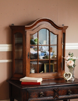 アンティーク家具  フランスからきたアンティーク家具、壁付け出来る小さなガラスキャビネット