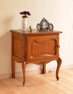 アンティーク家具 フランスから届いたアンティーク家具、小さくて可愛いナイトテーブル