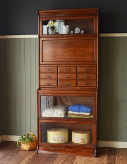 アンティーク家具 アンティークのキャビネット 憧れのアンティーク英国家具、ガラス扉付きのカッコいいシャツケース