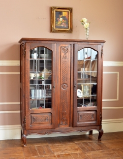 アンティーク家具  たっぷりの装飾が美しいアンティーク家具、ハイセンスなブックケース（本棚）