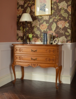 アンティーク家具  上品なアンティーク家具、フランスの幅広のチェスト（２段）