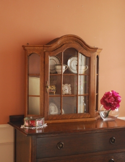 アンティーク家具  壁付けのアンティーク家具、ガラス扉のウォールキャビネット