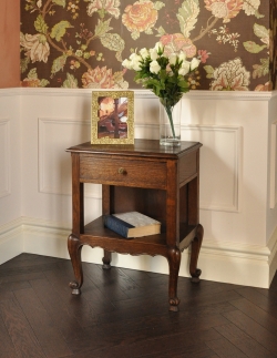 アンティーク家具  寝室で使えるアンティークの南仏家具、引き出し付きのナイトテーブル