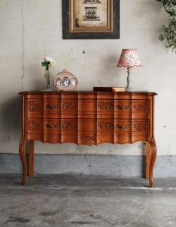 アンティーク家具 南フランスの華やかなアンティーク家具、幅広の2段チェスト