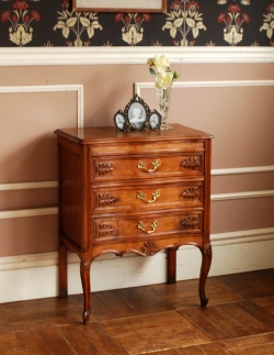 アンティーク家具  アンティークの素敵なフレンチインテリア、小さな３段チェスト