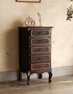アンティーク家具 アンティークのチェスト フランスのアンティーク家具、こげ茶色のスリムなサイドチェスト