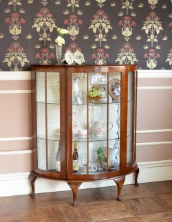 アンティーク家具 アンティークのキャビネット 英国アンティーク家具、扉の飾りがキレイなガラスキャビネット