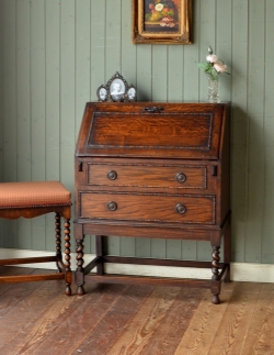アンティーク家具 ビューロー 大人っぽいデザインのアンティーク家具、英国のビューロー（デスク）