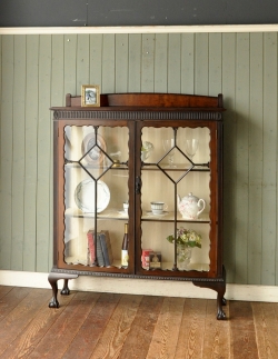 アンティーク家具 アンティークのキャビネット 英国から輸入したアンティーク家具、美しいガラスキャビネット（飾り棚）