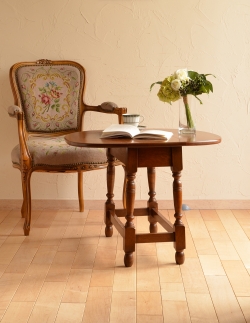 アンティーク家具 リビングルームのアンティーク家具、バタフライ式のコーヒーテーブル