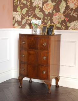 アンティーク家具 アンティークのチェスト どこでも使えるサイズのアンティーク家具、英国デザインのチェスト