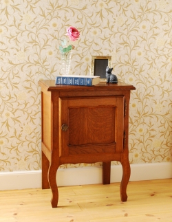 アンティーク家具  フランスの小さなアンティーク家具、扉収納のナイトテーブル