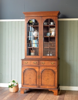 アンティーク家具 アンティークのキャビネット 英国からのアンティーク家具、大きなガラス扉のブックケース（本棚）