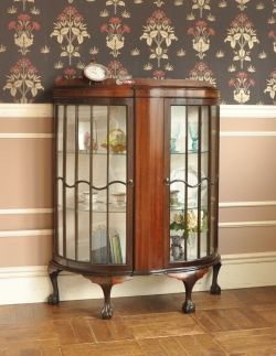 アンティーク家具 アンティークのキャビネット 英国のハーフムーンのアンティーク家具、大きなガラスキャビネット(ショーケース)