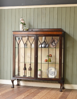 アンティーク家具 アンティークのキャビネット 木の装飾が上品なアンティークの英国家具、ガラスのショーケース