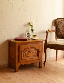 アンティーク家具 南フランスのエレガントなアンティーク家具、小さなナイトテーブル