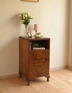 アンティーク家具  上品なアンティークの英国家具、ウォルナット材のナイトテーブル