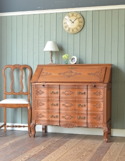 アンティーク家具 ビューロー フランスらしい豪華な彫がたっぷり入ったアンティークビューロー(デスク)