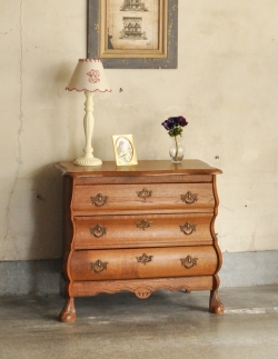 アンティーク家具  アンティークの木製フレンチ家具、小ぶりな３段チェスト