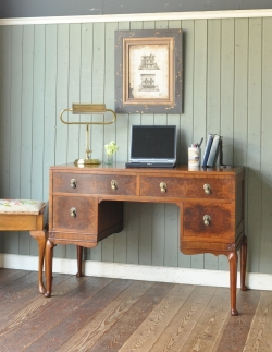 アンティーク家具 おしゃれサイドテーブル 木目が美しいアンティーク英国家具、優雅なライティングテーブル（デスク）