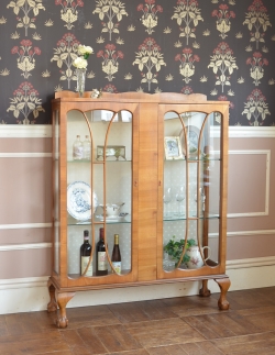 アンティーク家具 アンティークのキャビネット 英国スタイルのアンティーク家具、明るい色のガラスショーケース