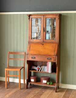 アンティーク家具 ビューロー 明るい色のアンティーク英国家具、ステンドグラス入りのブックビューロー