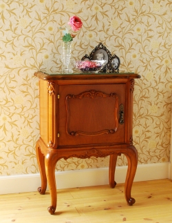 アンティーク家具  フランスのアンティーク家具、ガラス天板のナイトテーブル