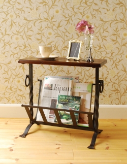 アンティーク家具  アンティークの小さな家具、アイアンと木で出来たマガジンラック