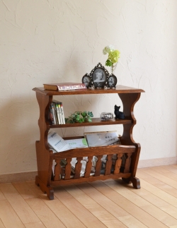 アンティーク家具  英国のアンティーク家具、天板や棚に物が飾れる木製のマガジンラック