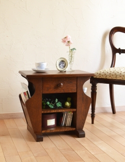 アンティーク家具 英国の小さなアンティーク家具、収納がしっかりのマガジンラック