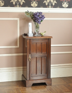 アンティーク家具 アンティークのキャビネット かっこいいイギリスのアンティーク家具、キャビネットを兼ねたナイトテーブル