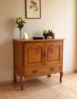 アンティーク家具 南フランスのアンティーク家具、リゾートチックなキャビネット