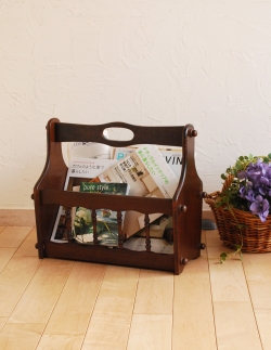 アンティーク家具  子供部屋にもオススメの小さな収納家具、運びやすいマガジンラック