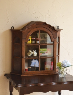 アンティーク家具 アンティークのキャビネット フランスの壁付けアンティーク家具、ガラス扉のウォールキャビネット 