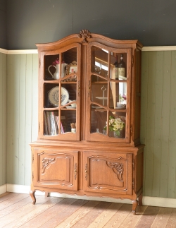 アンティーク家具 アンティークのキャビネット フランスの華やかなアンティーク家具、大きなガラスキャビネット（食器棚）