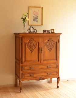 アンティーク家具  南フランスのアンティーク家具、収納力があるキャビネット