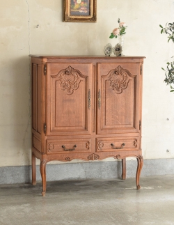 アンティーク家具 アンティークのキャビネット 南フランスの彫が優雅なアンティーク家具、収納力があるキャビネット