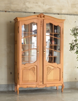 アンティーク家具 アンティークのキャビネット フランスのゴージャスなアンティーク家具、ガラスキャビネット（本棚）