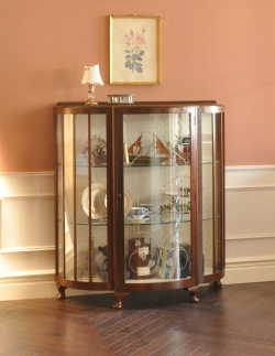 アンティーク家具 アンティークのキャビネット 半月形で品がある英国のアンティーク家具のガラスキャビネット（飾り棚）