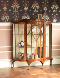 アンティーク家具 アンティークのキャビネット 天板に収納があるイギリスのアンティーク家具、ハーフムーンのガラスキャビネット（飾り棚）