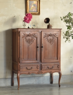 アンティーク家具 アンティークのキャビネット 南フランスの彫が優雅なアンティーク家具、色も装飾もキレイなキャビネット