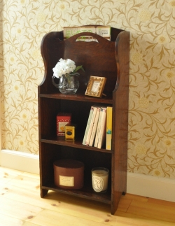 アンティーク家具 マガジンラックおしゃれ 英国スタイルのアンティーク家具、棚が付いたマガジンラック