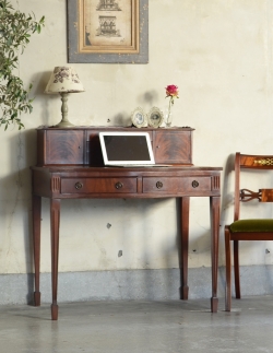 アンティーク家具 アンティークのデスク・書斎机 美しいアンティーク英国家具、マホガニー材のライティングテーブル（デスク）