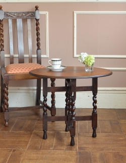 アンティーク家具 おしゃれサイドテーブル アンティークの英国家具、ツイスト脚のオケージョナルテーブル（伸張式）