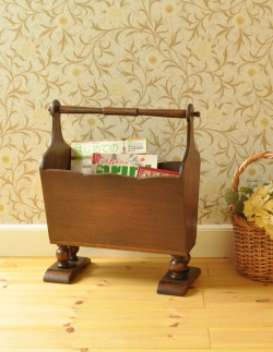 アンティーク家具 マガジンラックおしゃれ 脚が可愛いアンティークの小さな収納家具、雑誌や新聞を入れるマガジンラック