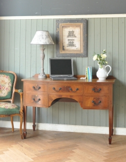 アンティーク家具 アンティークのデスク・書斎机 木目が美しいアンティーク英国家具、優雅なライティングテーブル（デスク）